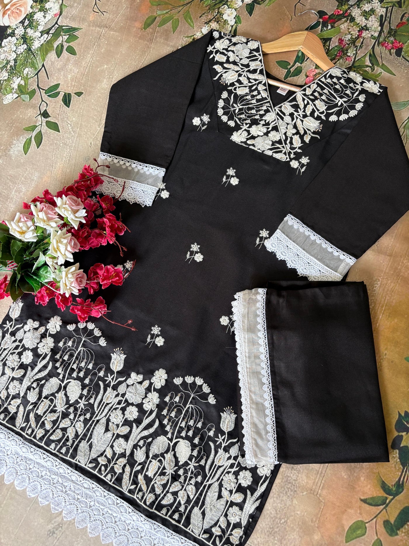 Ada 12 Gulabi Dhaga Kurta Set