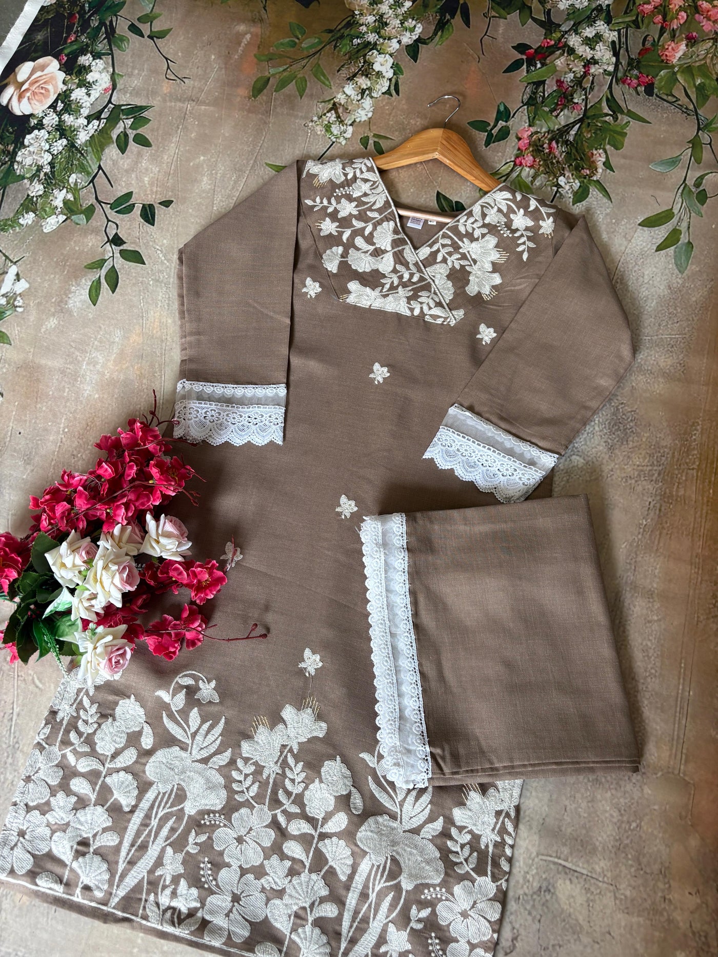 Ada 16 Gulabi Dhaga Kurta Set