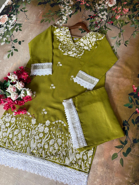 Ada 18 Gulabi Dhaga Kurta Set